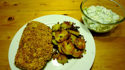 Schnitzel mit Bratkartoffeln und Gurkensalat